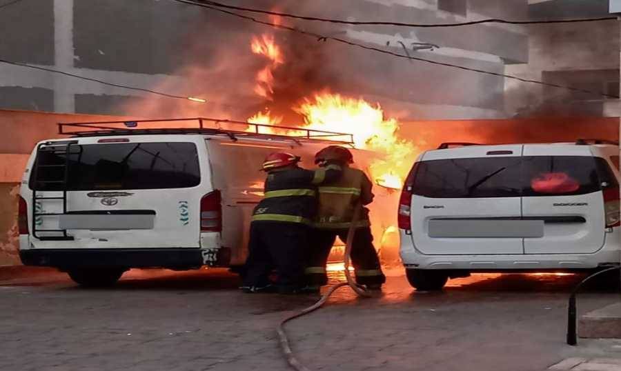 احتراق سيارتين على طريق المطار
