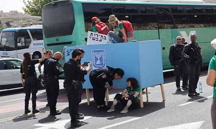 بالسلاسل الحديدية.. متظاهرون يطالبون برحيل نتنياهو!