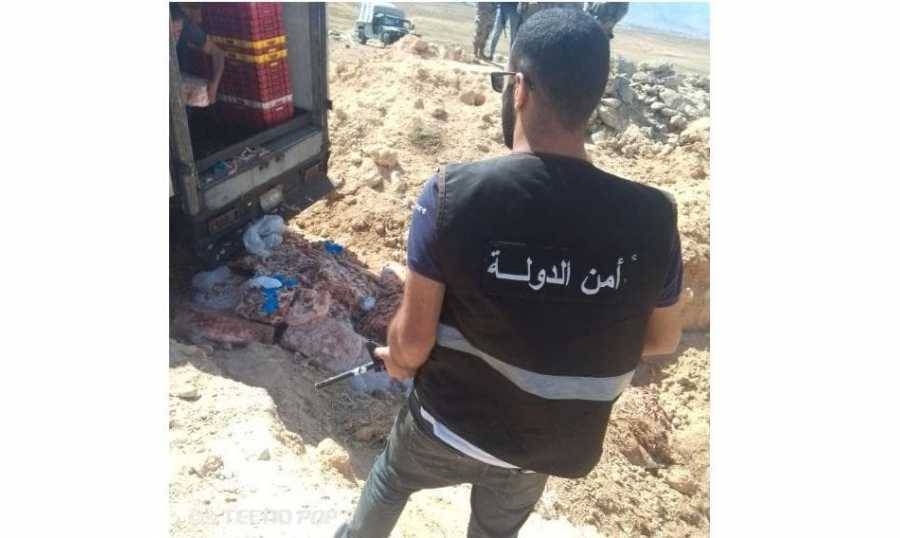 إتلاف شاحنتين لبقايا الدجاج وتوقيف سائقيهما