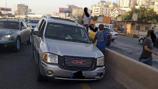 اصطدام سيارة بالفاصل الوسطي على أوتوستراد خلدة