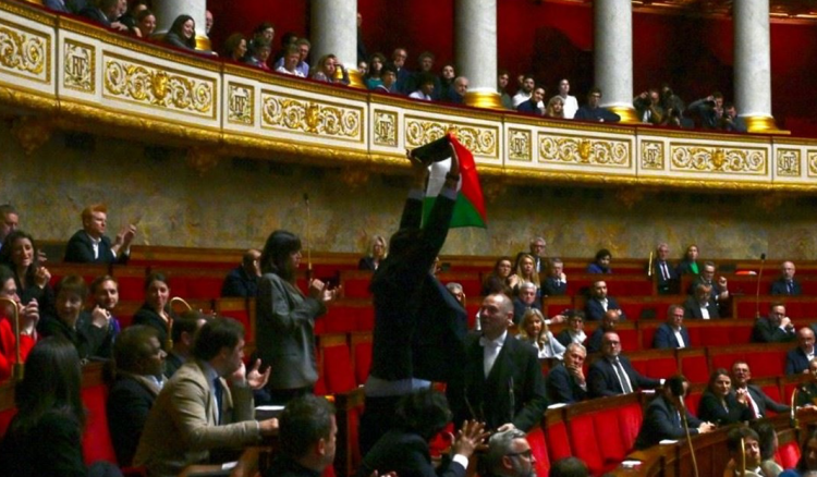 مجلس النواب الفرنسي يعلق جلسته بعد رفع نائب للعلم الفلسطيني