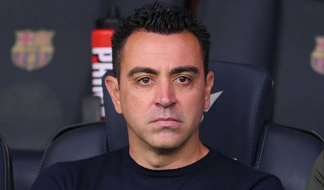 برشلونة يقيل مدربه تشافي