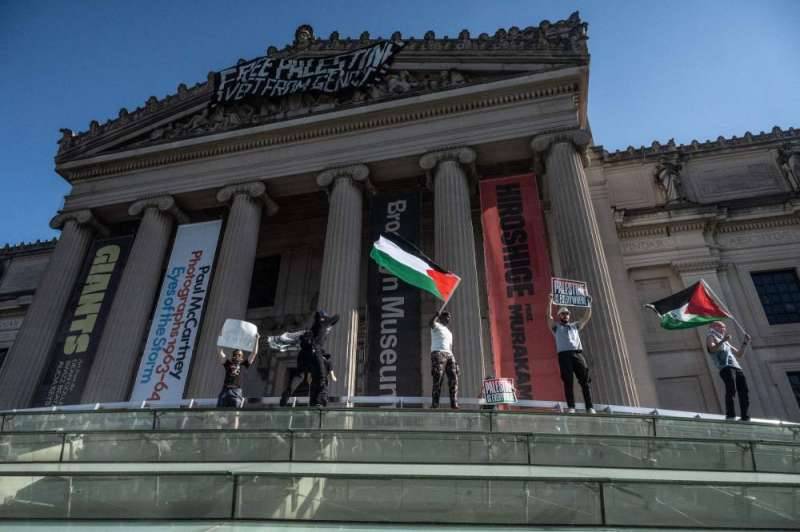 محتجون مؤيدون للفلسطينيين يحتلون أجزاء من متحف بروكلين في نيويورك