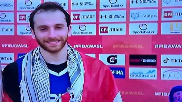 بالفيديو: حارس مرمى المنتخب الفلسطيني يرد التحية لوائل ‏عرقجي