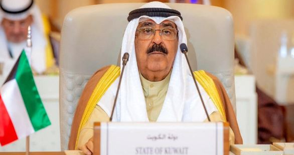 أمير الكويت يطلب المتابعة الفورية للوقوف على أسباب حريق المنقف