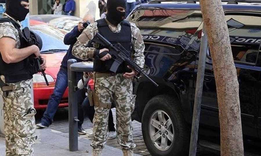دهم منازل مطلوبين وتوقيف مواطنَين