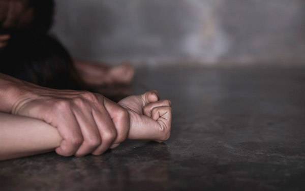 اعتدوا على طفلين قاصرَيْن... هذا ما حصل