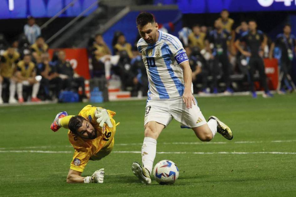 مدرب كندا يطالب بمعاقبة ميسي ورفاقه.. ما السبب؟