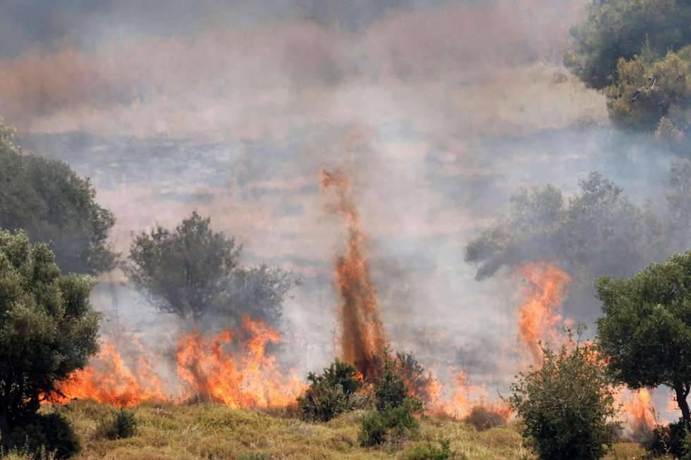 حرائق في الجولان بسبب القصف الصاروخي لحزب الله وسقوط شظايا صاروخ على سطح مركز تجاري في عكا
