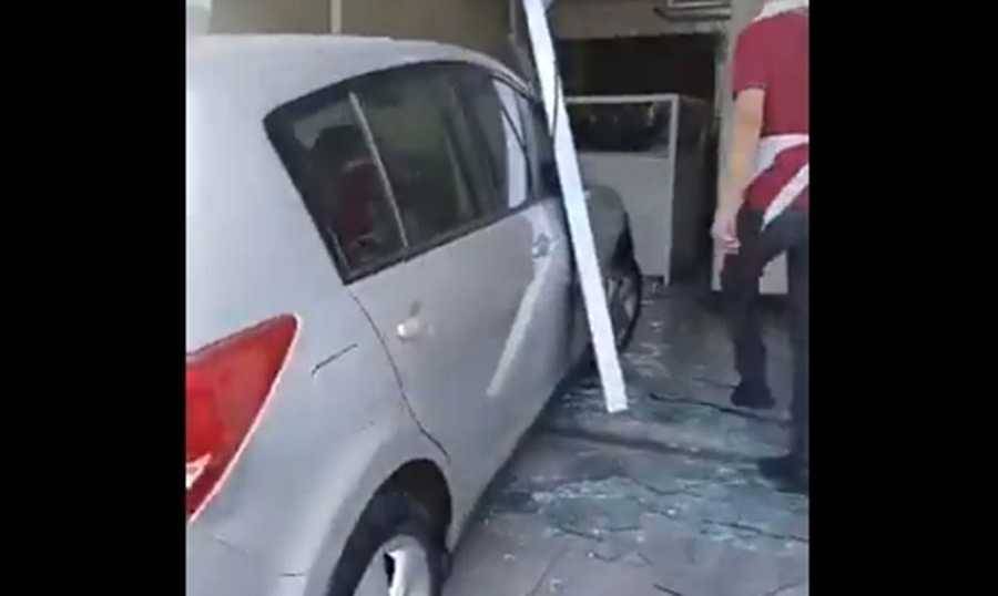 سيدة تجتاح ملحمة بسيارتها