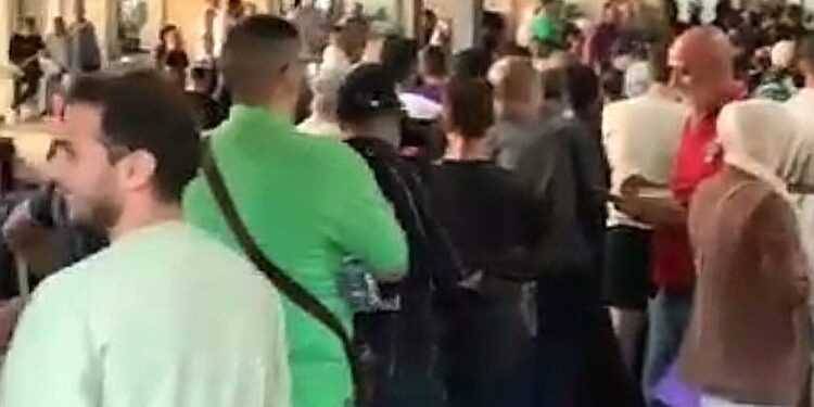 مئات اللبنانيين علقوا على معبر المصنع بسبب عطل في 