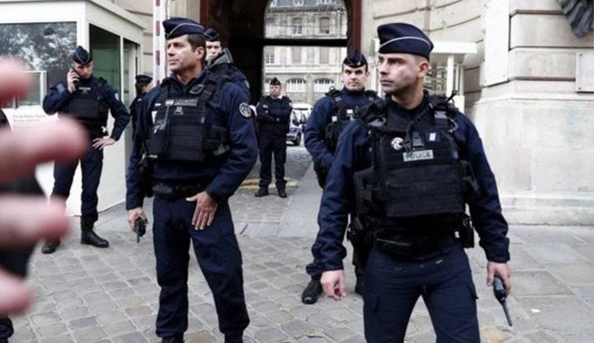 الشرطة الفرنسية تبحث عن رجل يرتدي سترة ناسفة