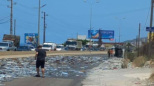 إنقلاب حمولة شاحنة على أوتوستراد كفرعبيدا