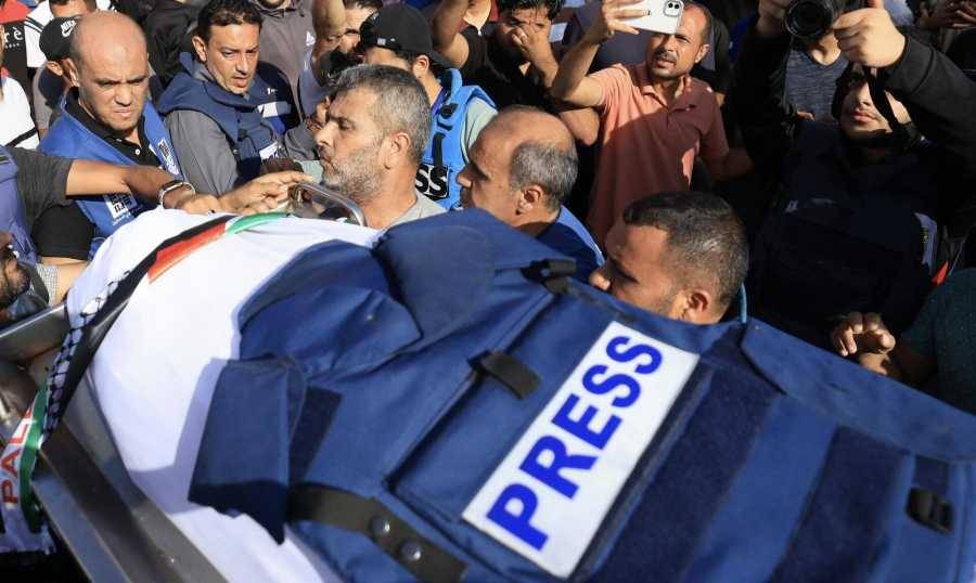 مقتل صحافي وزوجته وطفلَيه في غارة على منزلهم شمال غزة