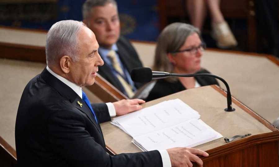 متظاهرون يفاجئون نتنياهو... بالدّيدان والصراصير!