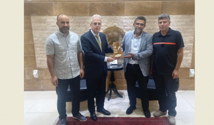 خطّار يتسلم درعًا تقديرية من رئيس اتحاد بلديات جبل عامل