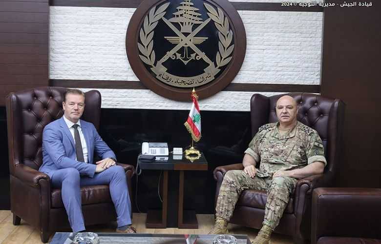 قائد الجيش يعرض والسفير السلوفاكي للاوضاع