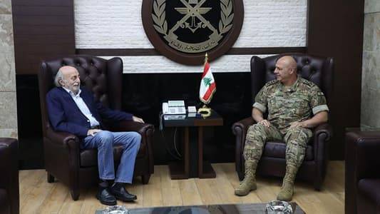 اتصال بين جنبلاط وقائد الجيش.. هذا ما تم بحثه