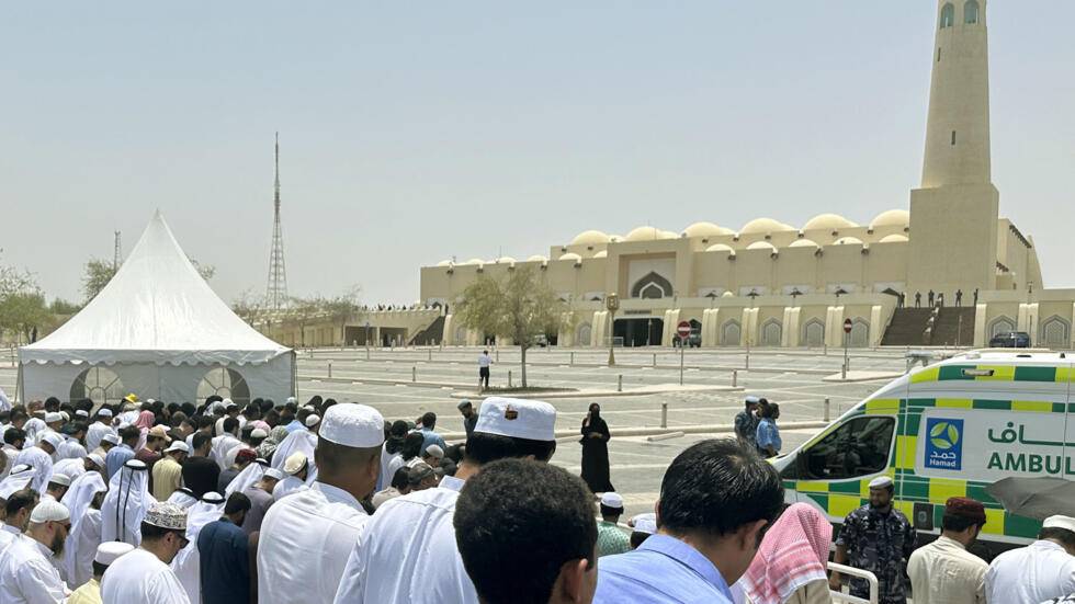 الآلاف يشيّعون هنيّة إلى مثواه الأخير في قطر