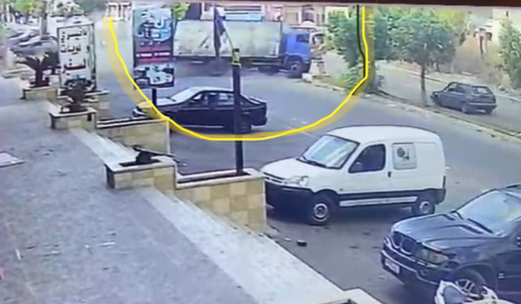 إصابة 4 أشخاص بانقلاب شاحنة