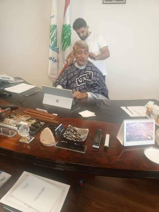 حلّاق في الوزارة!