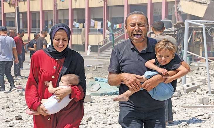 الأونروا تندد .. عشرات الشهداء بينهم اطفال ونساء في قصف استهدف خيام نازحين ومدرستين بغزة