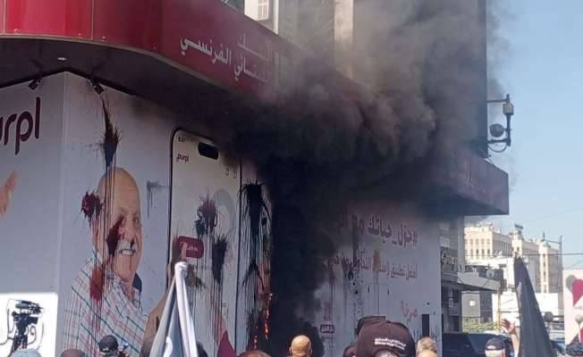 بالفيديو: مودعون أضرموا النار عند مدخل البنك اللبناني الفرنسي بالدورة