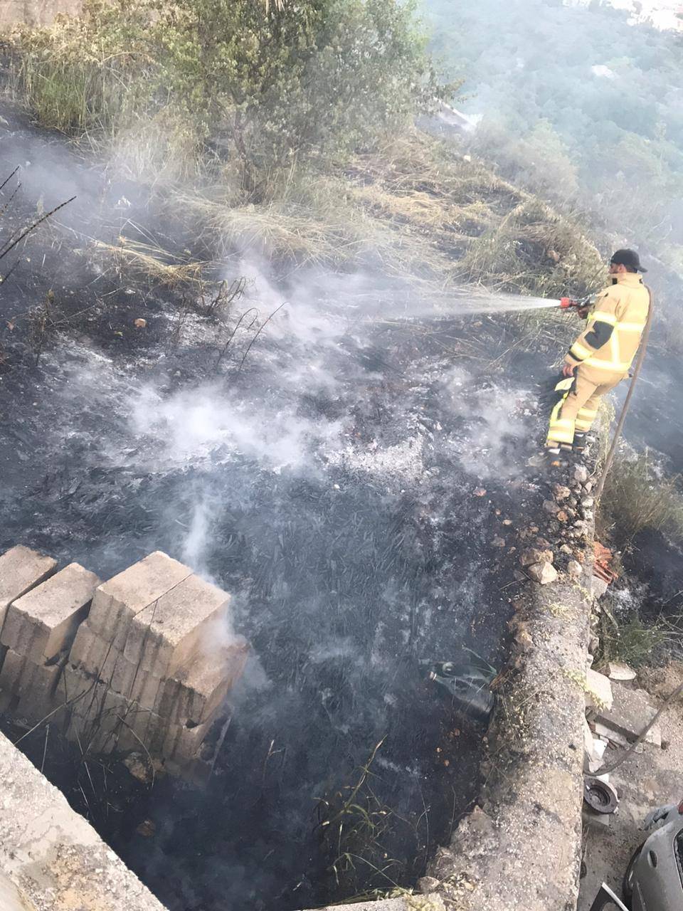 حريقان في غلبون وبلاط - جبيل وعناصر الدفاع المدني تعمل على اهمادهما