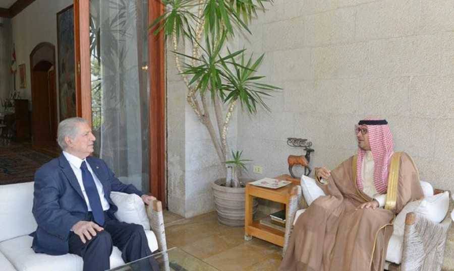 الأوضاع السياسية اللبنانية والإقليمية بين بخاري وأمين الجميّل