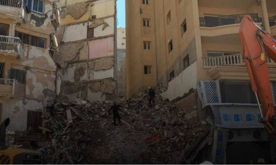 انهيار عقار من 4 طوابق في القاهرة وفرق الحماية المدنية تبحث عن ضحايا ومصابين