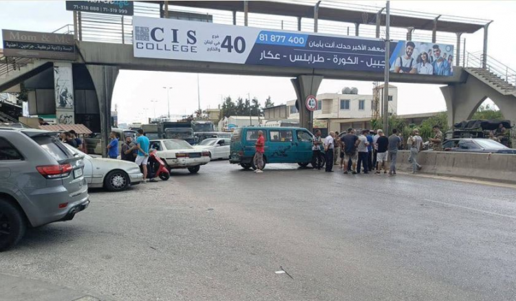 أهالي طفل مفقود يقطعون اوتوستراد المنية