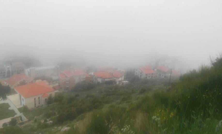 غيوم وضباب على المرتفعات وأمطار متفرقة جنوبًا