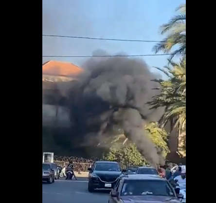 بالفيديو: العسكريون المتقاعدون يحرقون اطارات امام دارة ميقاتي بطرابلس.. ويقطعون طرقا وسط بيروت