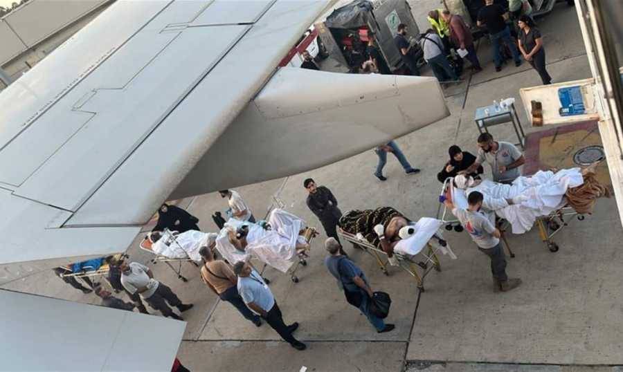 بينهم السفير الايراني.. نقل 95 جريحاً لبنانياً إلى إيران للعلاج