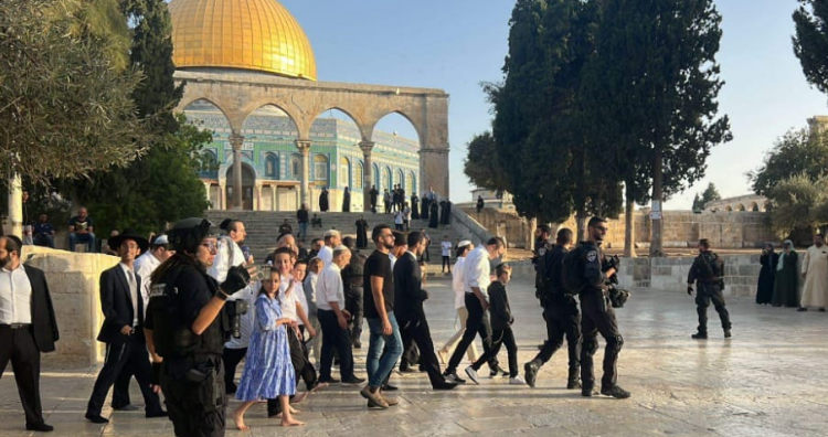 مستعمرون يقتحمون المسجد الأقصى