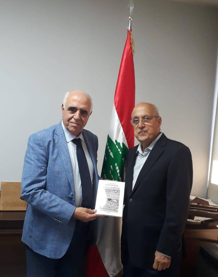 نقيب المحررين يتسلم من ابو شرف كتابه 