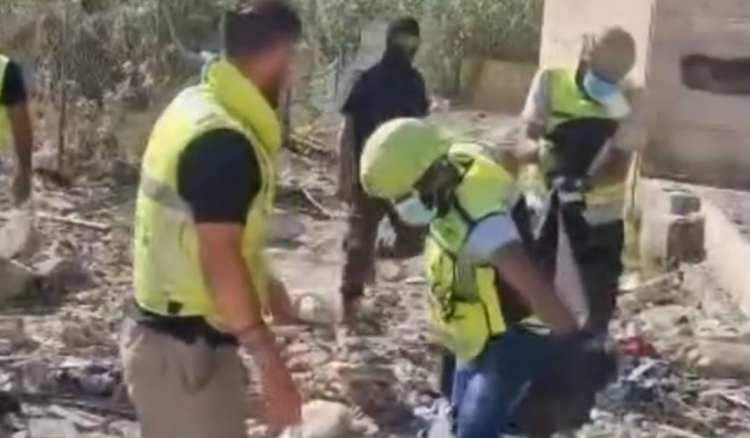 انتشال جثة شهيدة في منزل في صور دمرته غارة معادية قبل أيام