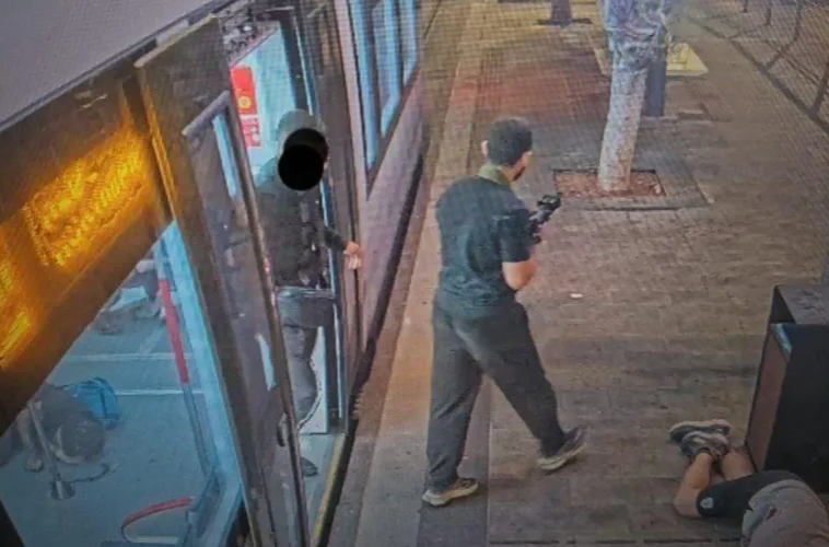 اسرائيل تعلن مقتل أحد منفذي عملية اطلاق النار بتل أبيب وإصابة الثاني: استخدما سلاح جندي بالهجوم