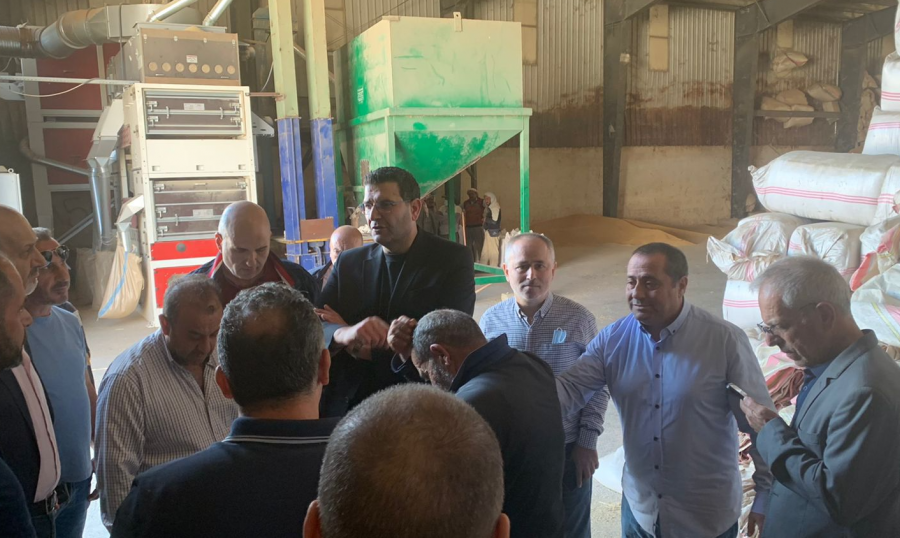 وزير الزراعة يتفقد أعمال غربلة وتعقيم القمح الطري