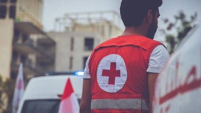 الصليب الأحمر: إصابة مسعفَين فؤ استهداف خلال عمليات إنقاذ إثر الغارة في جويّا