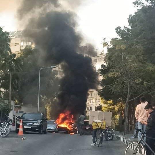 بالفيديو.. استهداف سيارة بصاروخ اسرائيلي موجه وسط المزة في دمشق
