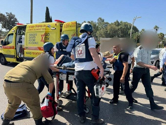 50 جريحا في عملية دهس بتل ابيب..  عدد منهم جنود ما زالوا عالقين تحت شاحنة