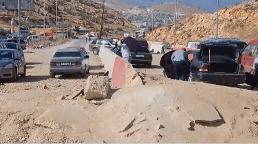 طريق المصنع لا يزال مقطوعاً... والمئات يعبرون نحو سوريا