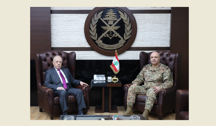 وزير الدفاع في اليرزة مقدماً التعازي بالعسكريين الشهداء