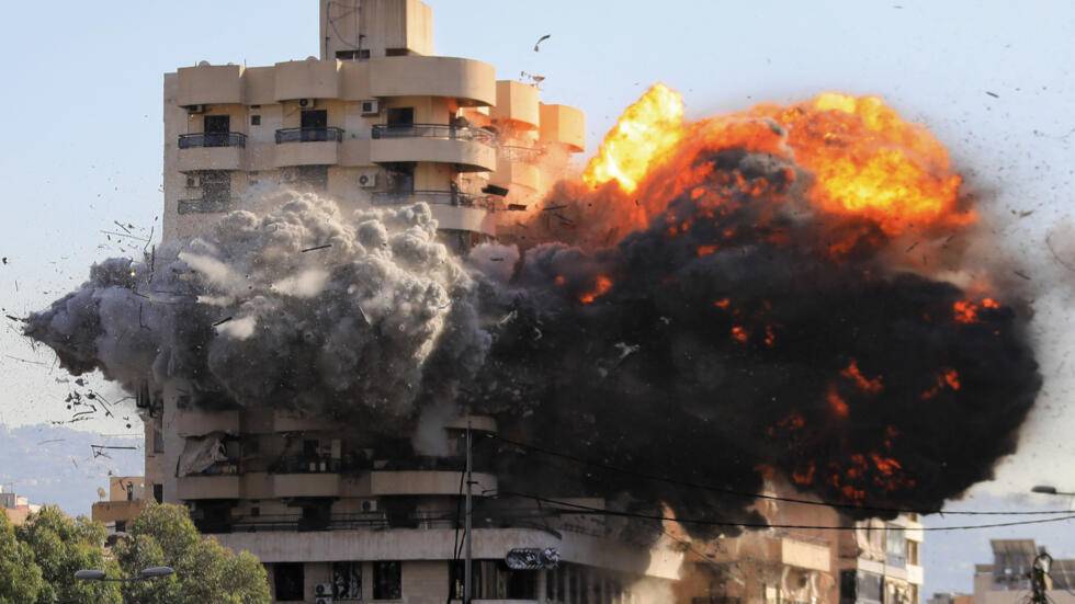 إسرائيل تزعم استهداف مركز قيادة لـ”حزب الله” في غارة البسطة