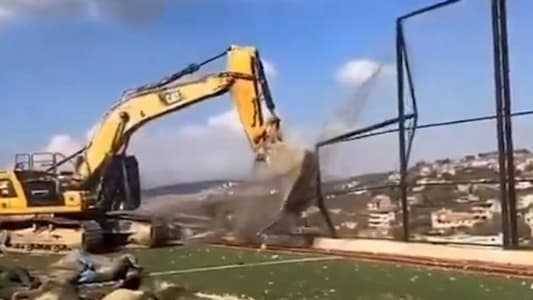 الجيش الاسرائيلي يقتلع أشجار الزيتون ويهدم الملعب البلدي في كفركلا