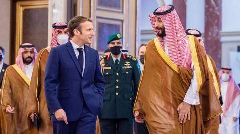 ماكرون استهل زيارته إلى السعودية بلقاء ولي العهد