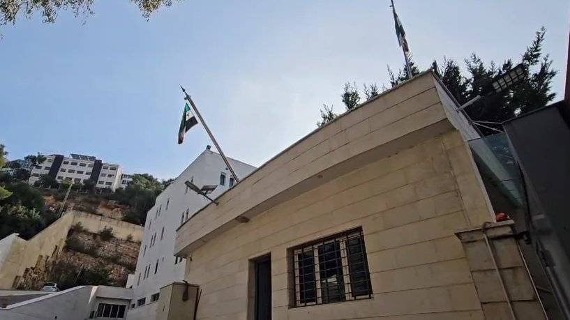 رفع علم الثورة السورية على مبنى السفارة السورية في بيروت