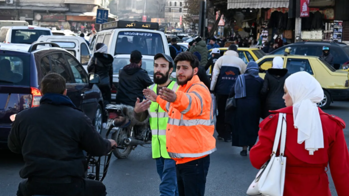 مئات السوريين يتجمعون في ساحة الأمويين بدمشق .. وهذا ما طالبوا به؟