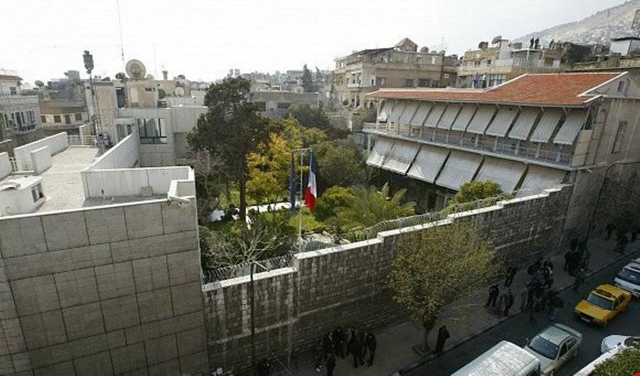 رفع العلم الفرنسي على مبنى السفارة في دمشق لأول مرة منذ 2012